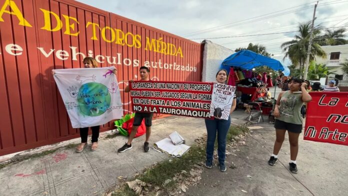 activistas-protestaron-contra-la-tauromaquia-en-la-plaza-de-toros-de-merida_MASTER